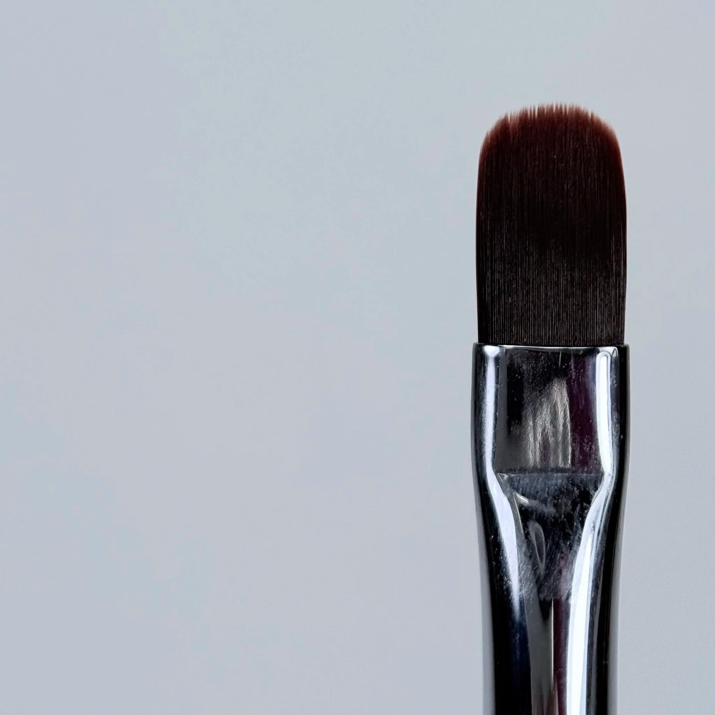 NAILSOFTHEDAY Professional Brush 2-in-1: Liner + Oval — a double-sided professional metal nail brush with caps, designed for both fine detailing and gel sculpting. Liner 11 mm + flat oval 11 mm.