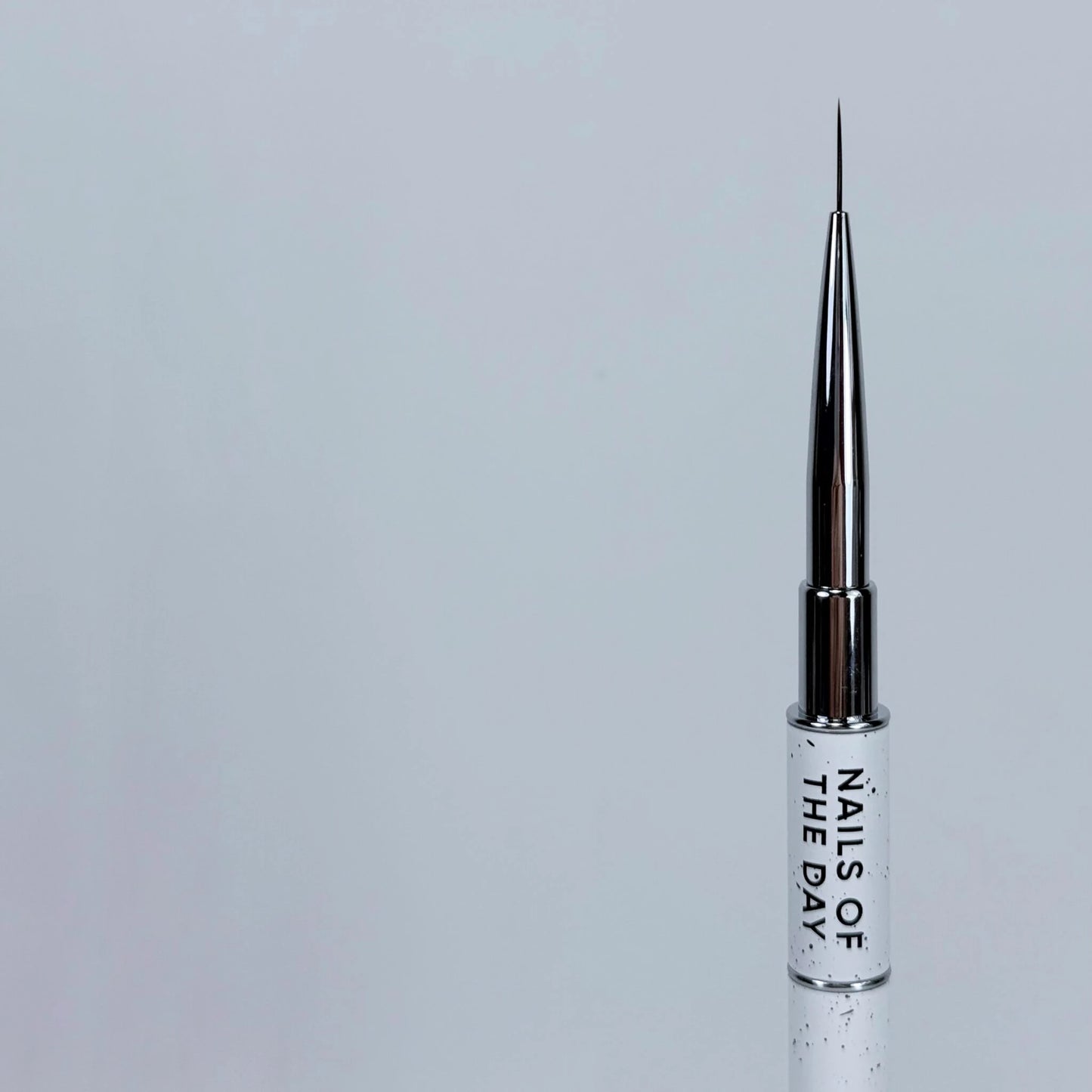 NAILSOFTHEDAY Professional Brush 2-in-1: Liner + Oval — a double-sided professional metal nail brush with caps, designed for both fine detailing and gel sculpting. Liner 11 mm + flat oval 11 mm.