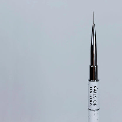 NAILSOFTHEDAY Professional Brush 2-in-1: Liner + Oval — a double-sided professional metal nail brush with caps, designed for both fine detailing and gel sculpting. Liner 11 mm + flat oval 11 mm.