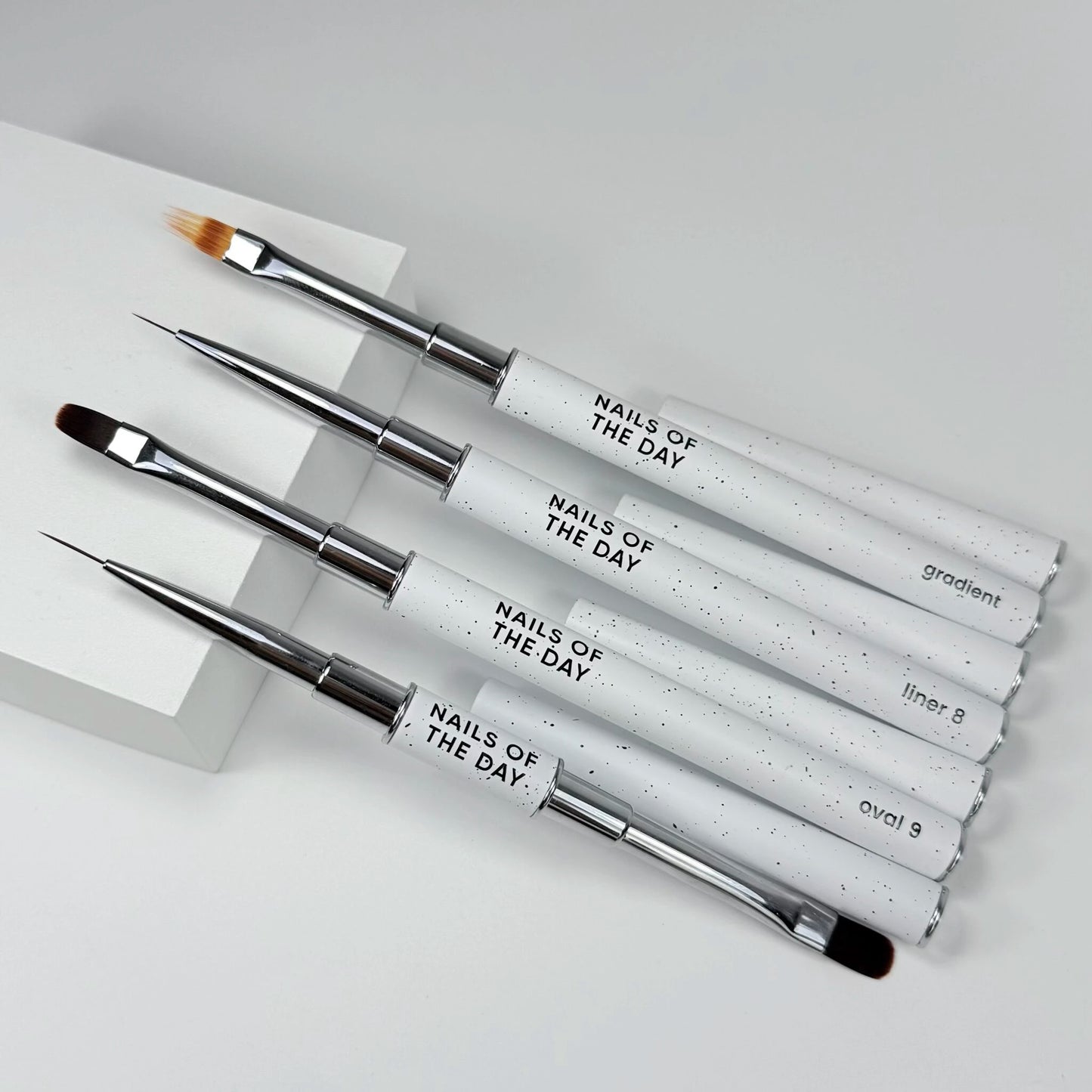 NAILSOFTHEDAY Professional Brush 2-in-1: Liner + Oval — a double-sided professional metal nail brush with caps, designed for both fine detailing and gel sculpting. Liner 11 mm + flat oval 11 mm.