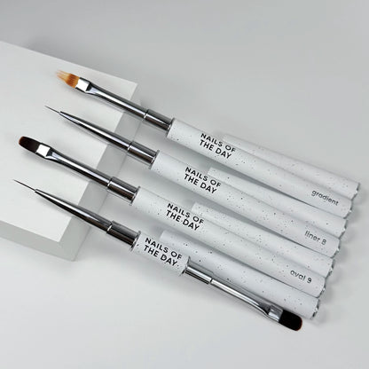 NAILSOFTHEDAY Professional Brush 2-in-1: Liner + Oval — a double-sided professional metal nail brush with caps, designed for both fine detailing and gel sculpting. Liner 11 mm + flat oval 11 mm.