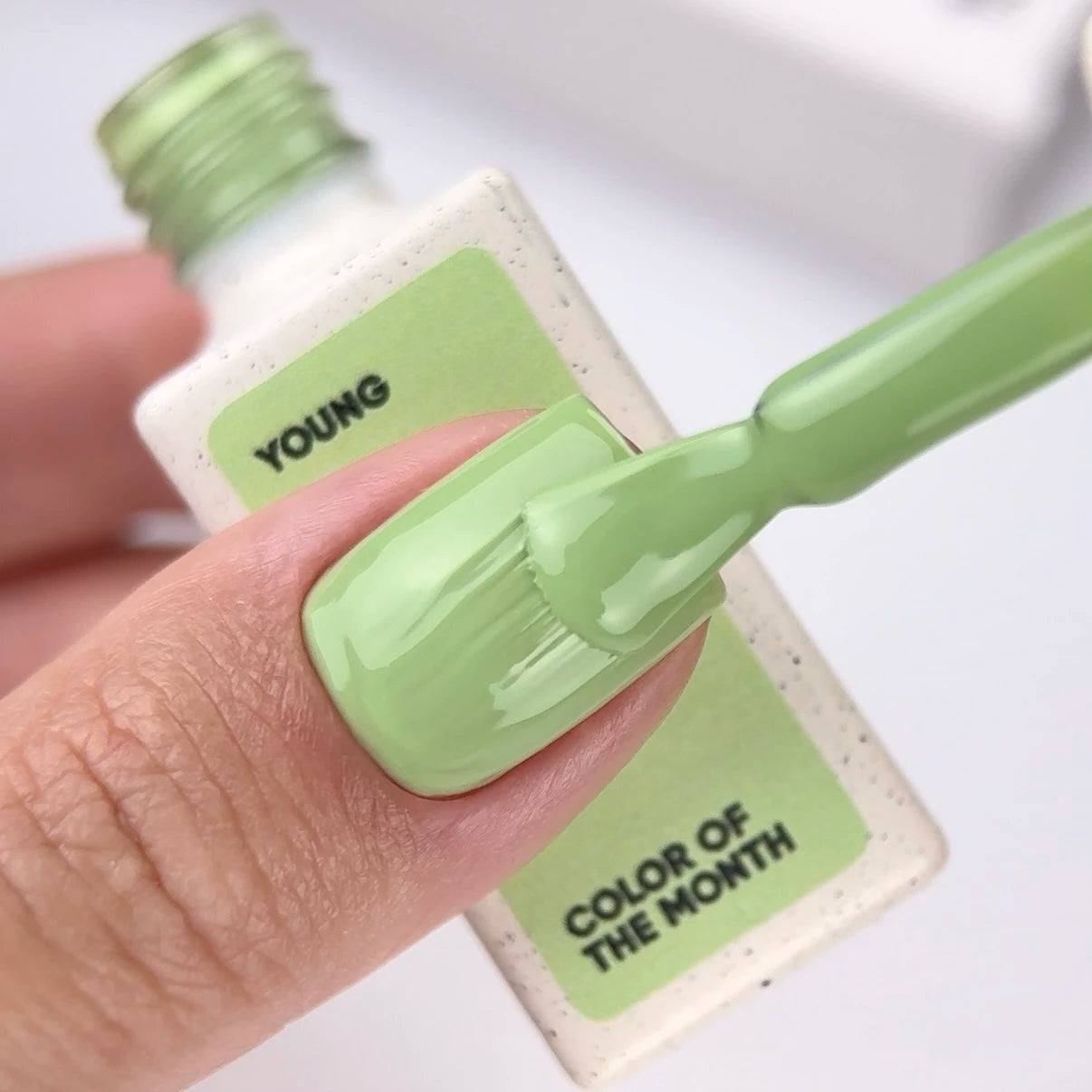 NAILSOFTHEDAY Color del Mes Mayo 2026 Young — oliva, cobertura en una capa, 10 ml