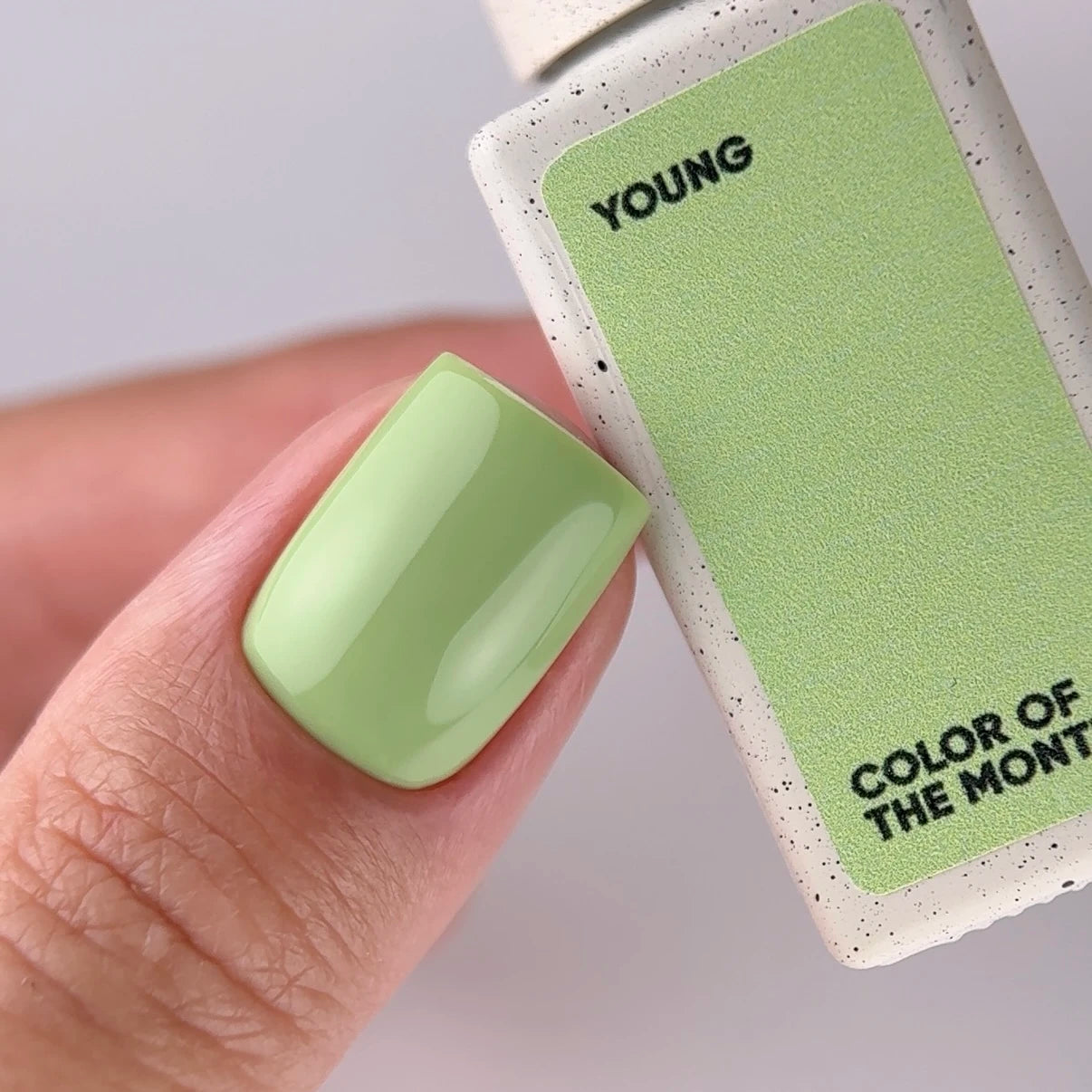 NAILSOFTHEDAY Color del Mes Mayo 2026 Young — oliva, cobertura en una capa, 10 ml