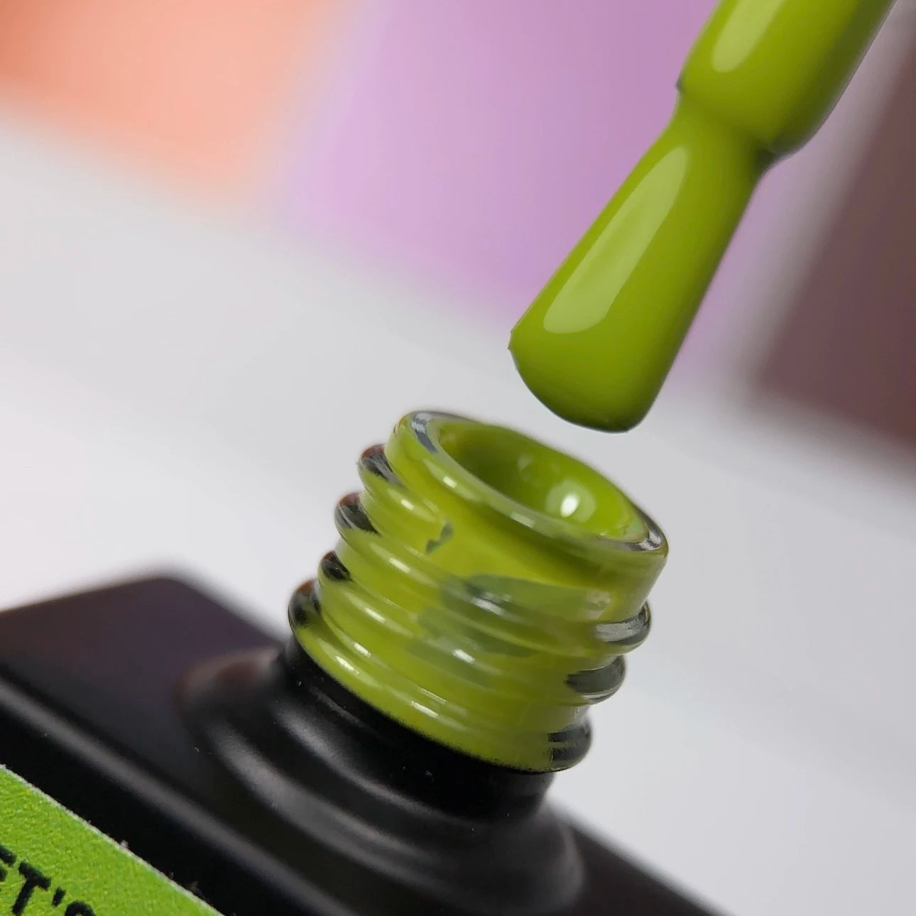 NAILSOFTHEDAY Let’s Special Pantone2025/4 — vernis gel vert olive, qui couvre en une seule couche, 10 ml.