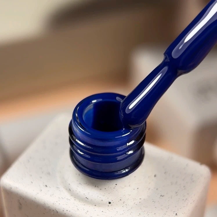 NAILSOFTHEDAY Gel Polish Indigo — esmalte semipermanente azul índigo intenso con cobertura completa en una sola capa. 10 ml.