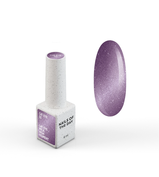 NAILSOFTHEDAY Gel Polish Cat Eye 03 — smalto semipermanente lilla effetto occhio di gatto con micro particelle metalliche e un delicato effetto riflettente. Copertura completa in una sola passata. 6 ml.