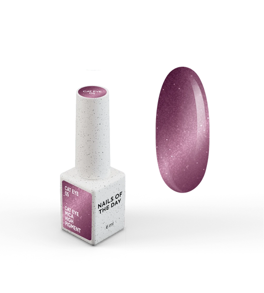 NAILSOFTHEDAY Gel Polish Cat Eye 05 — smalto semipermanente rosa scuro effetto occhio di gatto con micro particelle metalliche e un delicato effetto riflettente. Copertura completa in una sola passata. 6 ml.