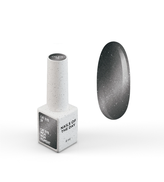 NAILSOFTHEDAY Gel Polish Cat Eye 09 — smalto semipermanente nero effetto occhio di gatto con micro particelle metalliche e un delicato effetto riflettente. Copertura completa in una sola passata. 6 ml.