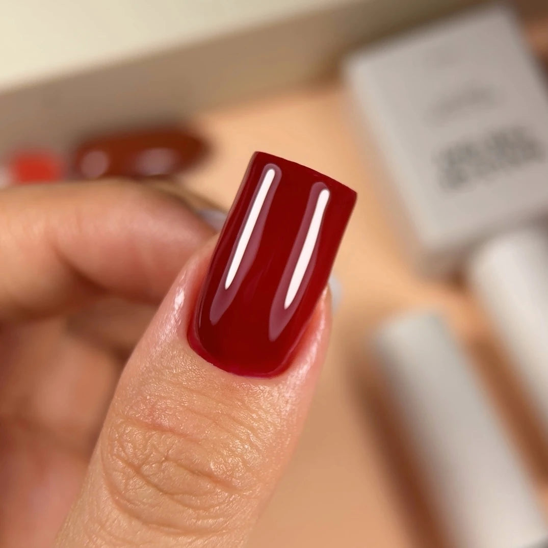 NAILSOFTHEDAY Gel Polish Rich — esmalte semipermanente rojo intenso con cobertura completa en una sola capa. 10 ml.