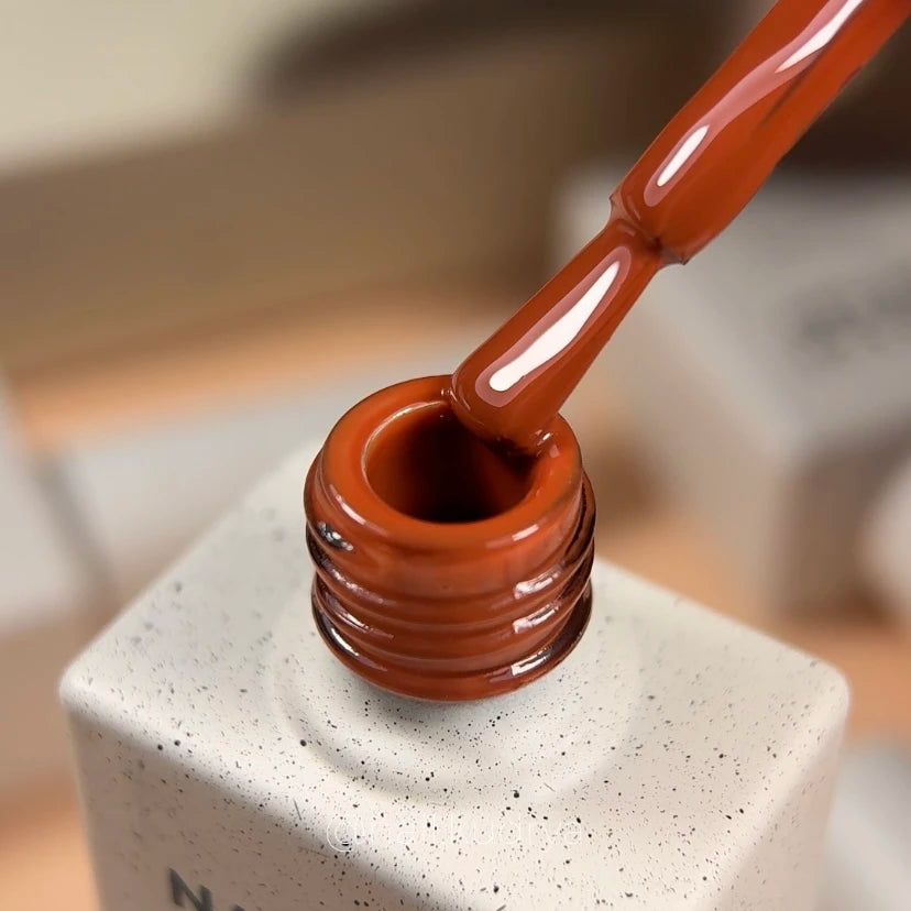 NAILSOFTHEDAY Gel Polish Terracotta — esmalte semipermanente en tono terracota (ladrillo) con cobertura completa en una sola capa. 10 ml.