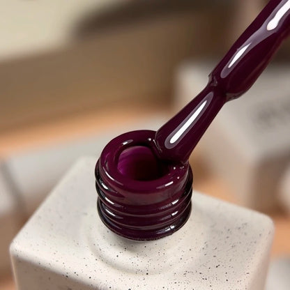 NAILSOFTHEDAY Gel Polish Wine — esmalte semipermanente en tono vino uva con cobertura completa en una sola capa. 10 ml.